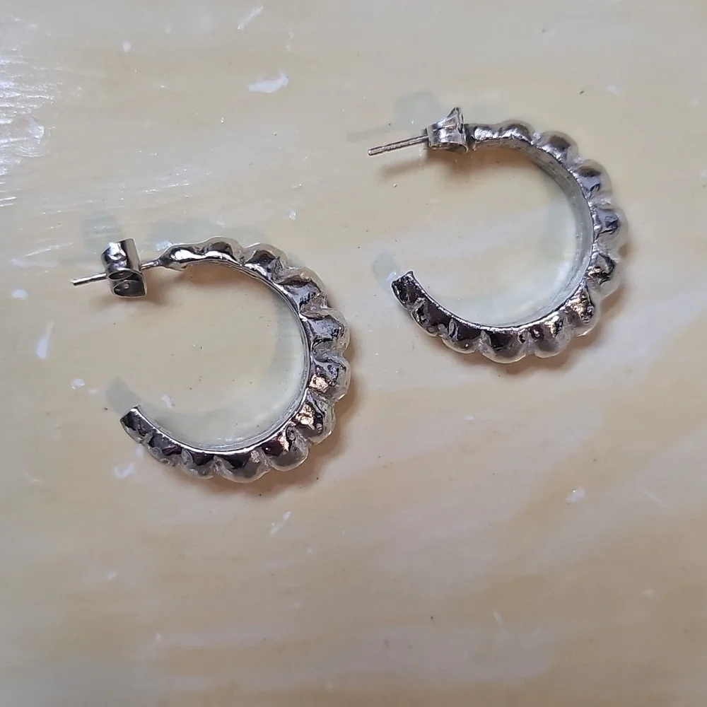 Silver Scalloped 1-Inch Hoop Earrings - Picture 5 of 8